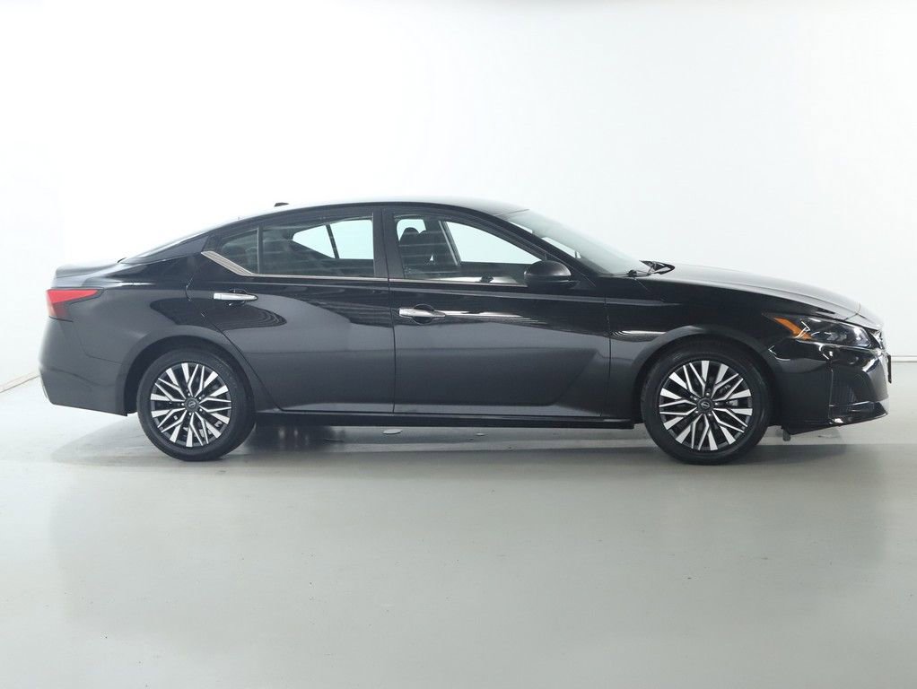 Used 2025 Nissan Altima 2.5 SV FWD image 11