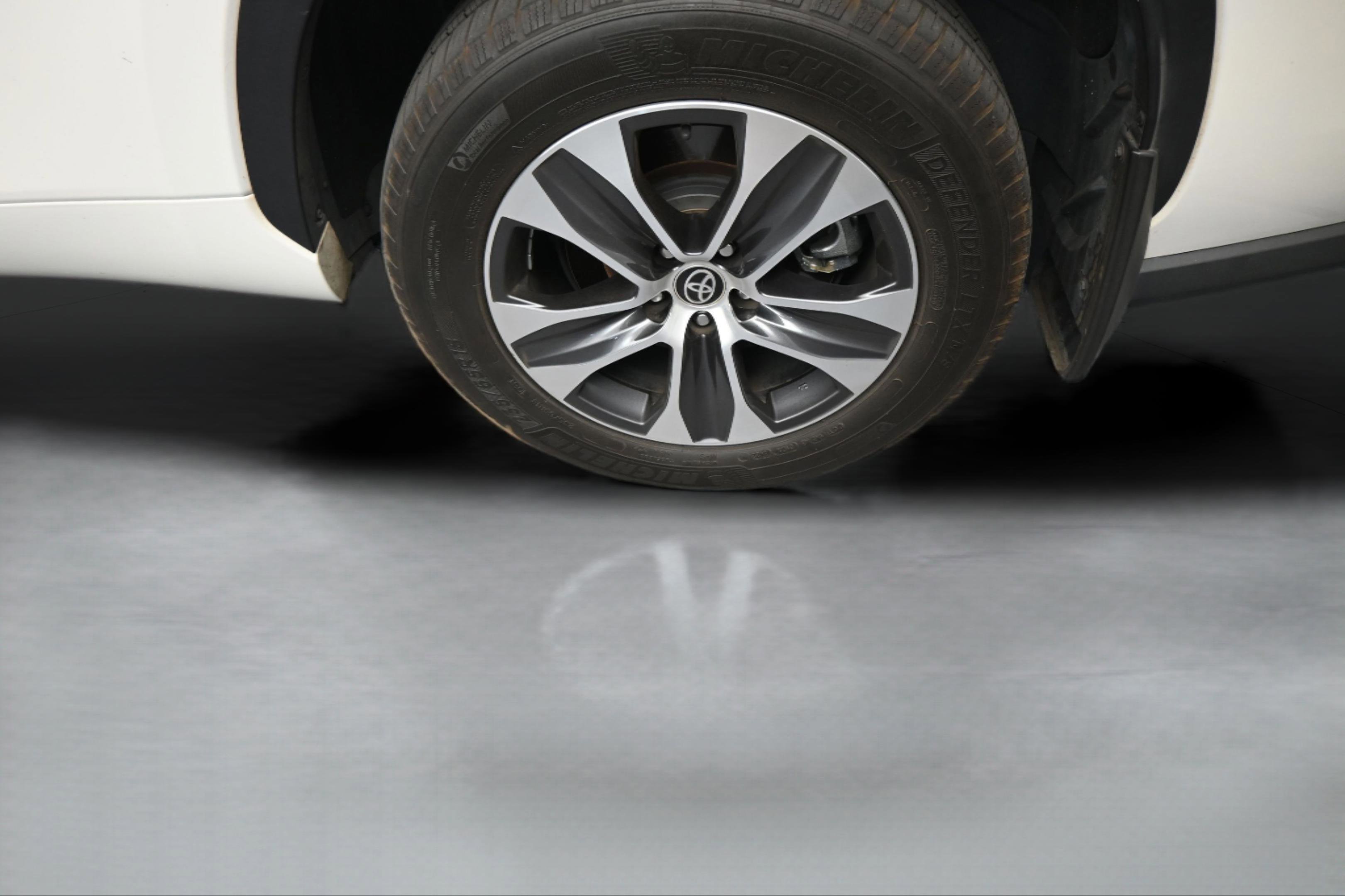 Used 2020 Toyota Highlander XLE AWD/4WD image 38