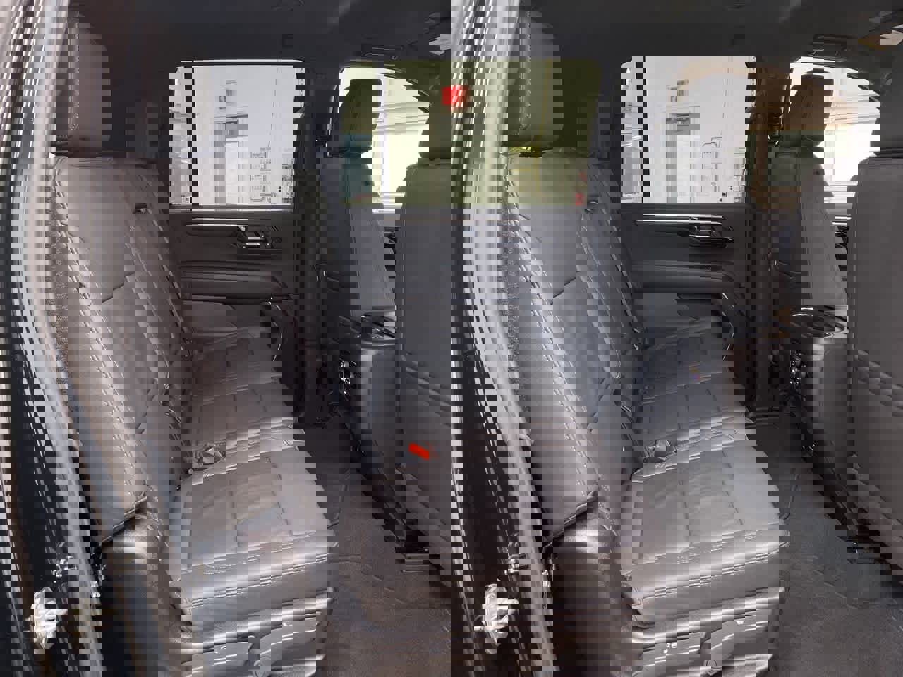 Used 2025 Chevrolet Suburban Z71 image 18