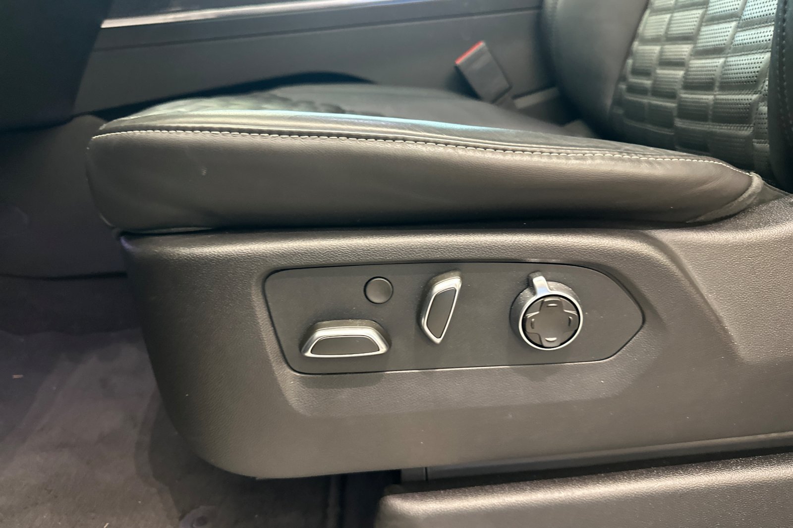 Certified 2025 Cadillac Escalade V w/ LPO, ONYX Package AWD/4WD image 13