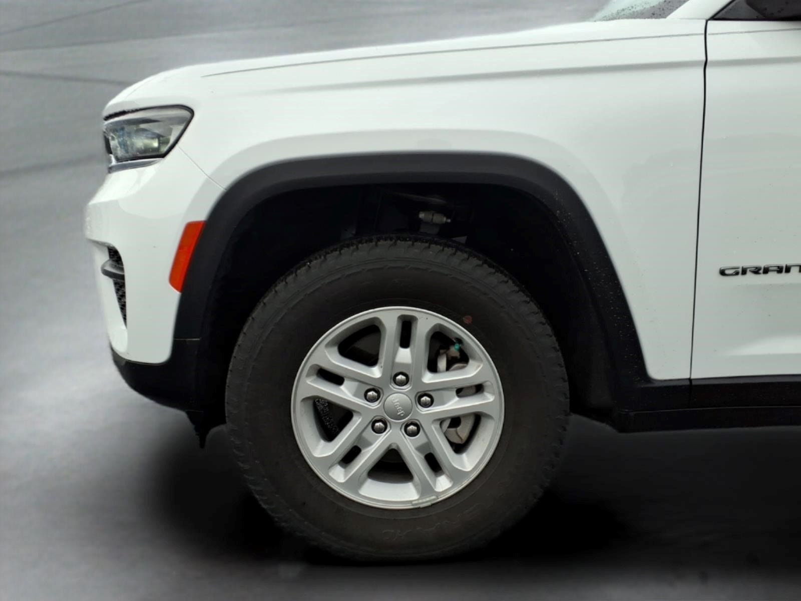 Used 2023 Jeep Grand Cherokee Laredo AWD/4WD image 4