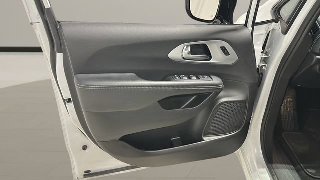 Used 2025 Chrysler Pacifica Limited FWD image 9