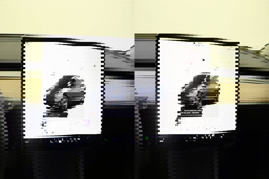 Used 2023 Tesla Model 3 Standard Range image 17