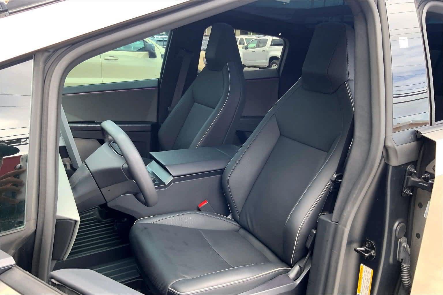 Used 2024 Tesla Cybertruck AWD Crew Cab image 11