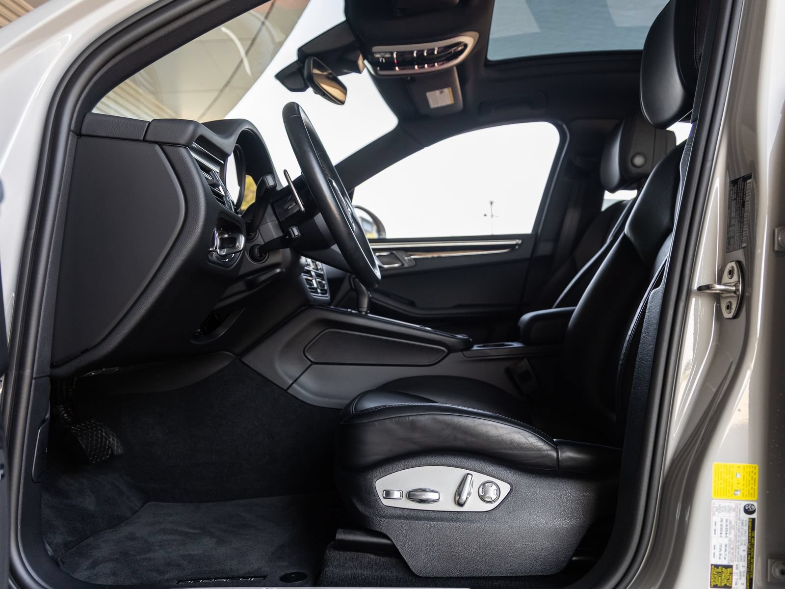Certified 2024 Porsche Macan S AWD/4WD image 26