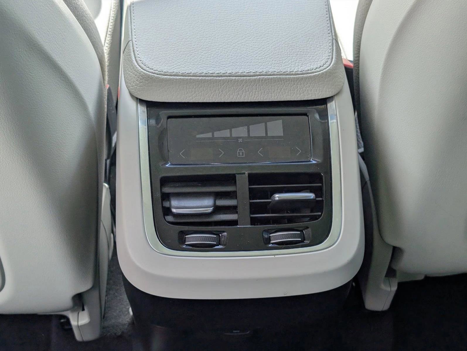 Used 2022 Volvo XC90 T5 Momentum AWD/4WD image 17
