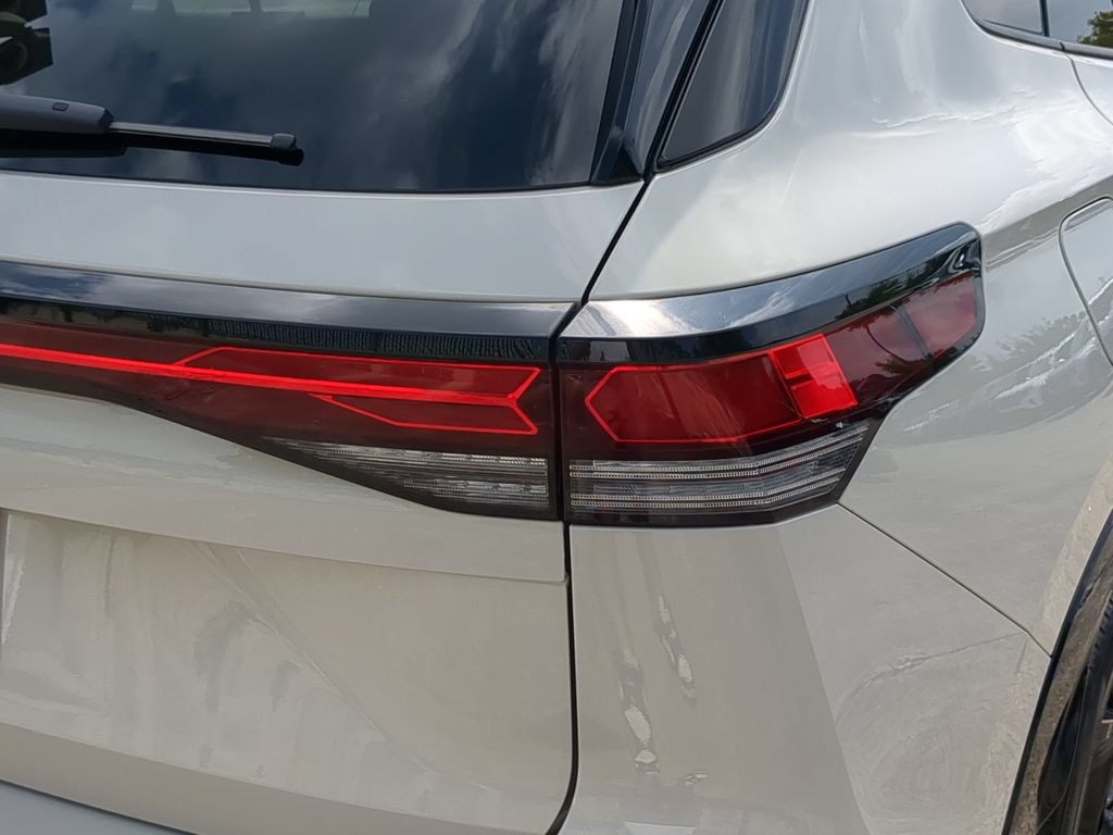 Certified 2026 Volkswagen Tiguan SE R-Line FWD image 8