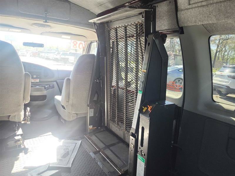 Used 2008 Ford E-150 and Econoline 150 Wagon RWD image 8
