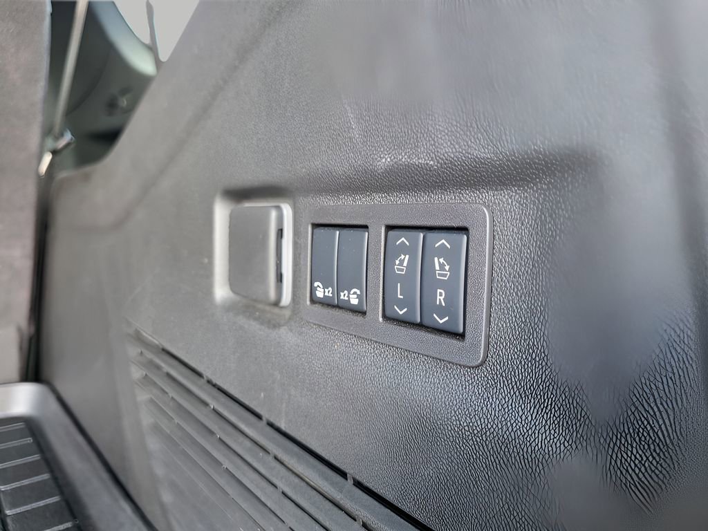 Used 2025 Chevrolet Suburban High Country image 8