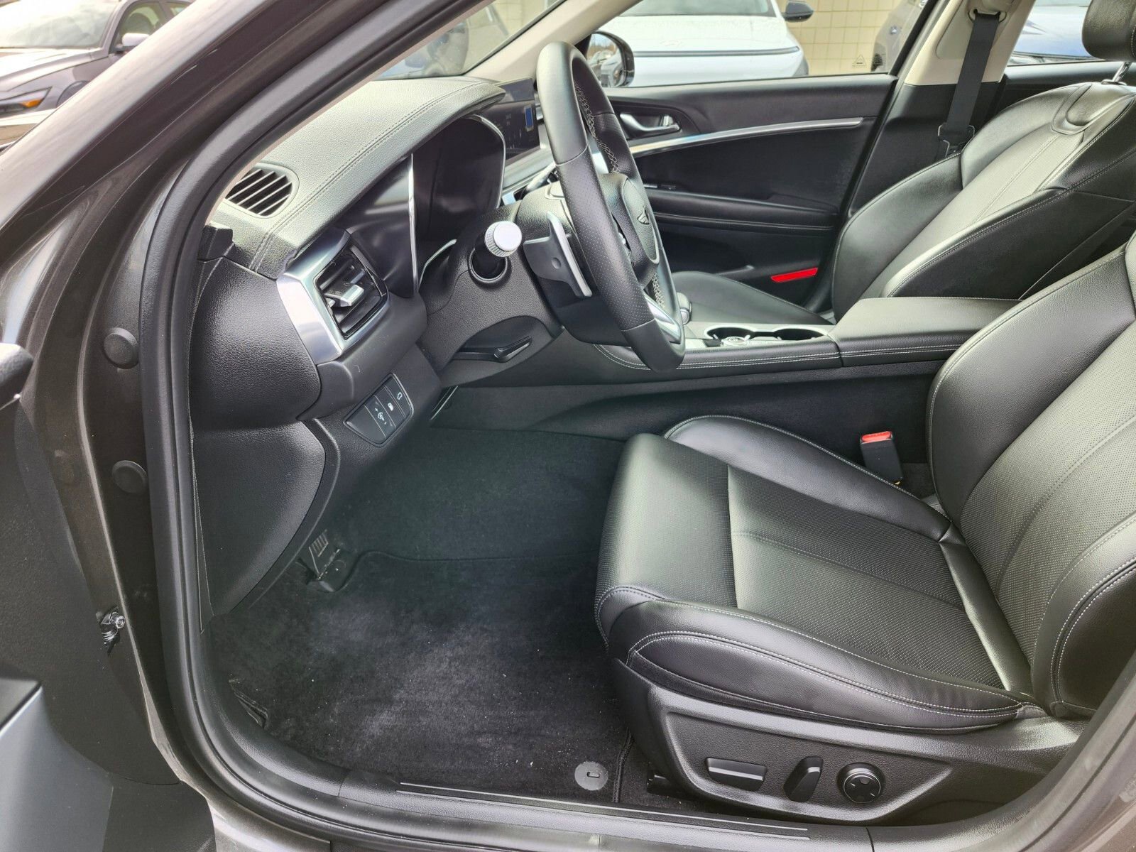 Used 2025 Genesis G70 2.5T image 18