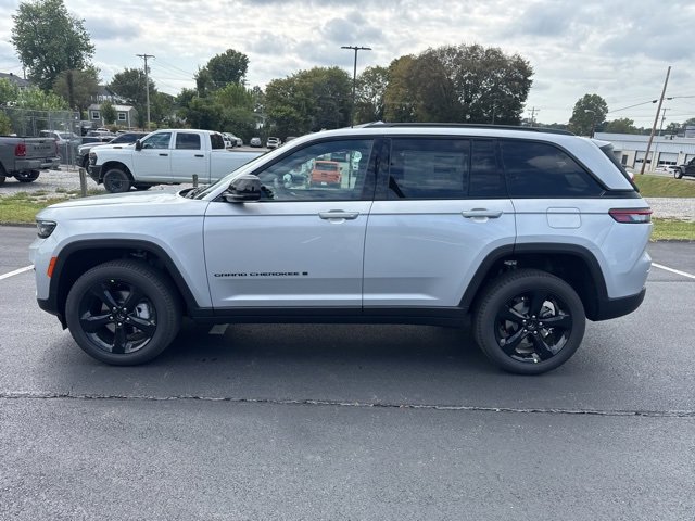 New 2025 Jeep Grand Cherokee Limited w/ Black Appearance Package image 4