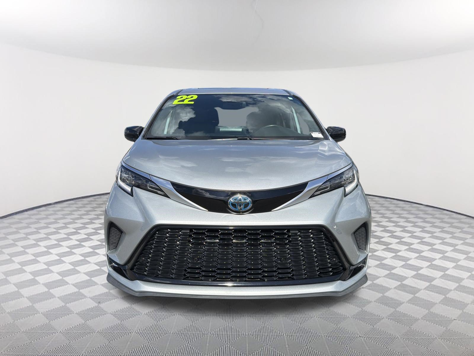 Used 2022 Toyota Sienna XSE FWD video 2