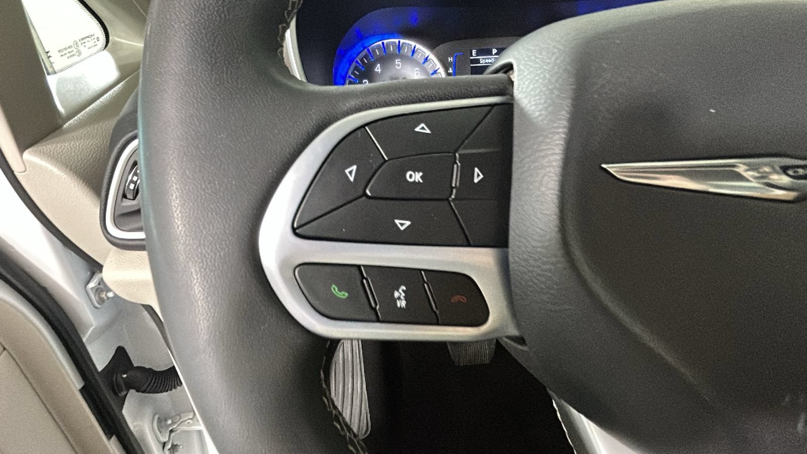 Used 2023 Chrysler Voyager LX FWD image 17