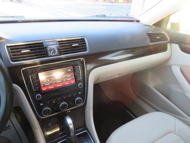 Used 2015 Volkswagen Passat 3.6 SEL Premium FWD image 27