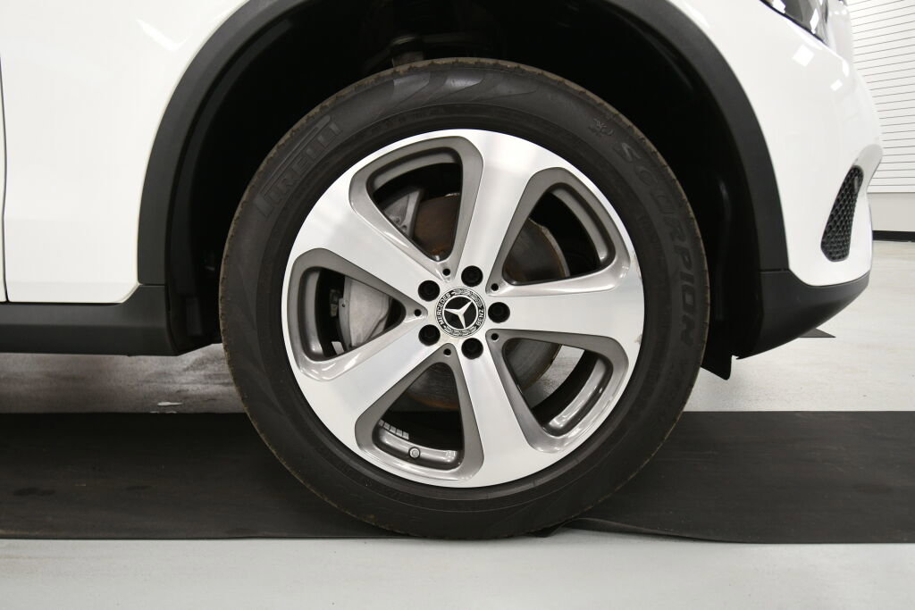 Used 2019 Mercedes-Benz GLC 300 4MATIC image 9
