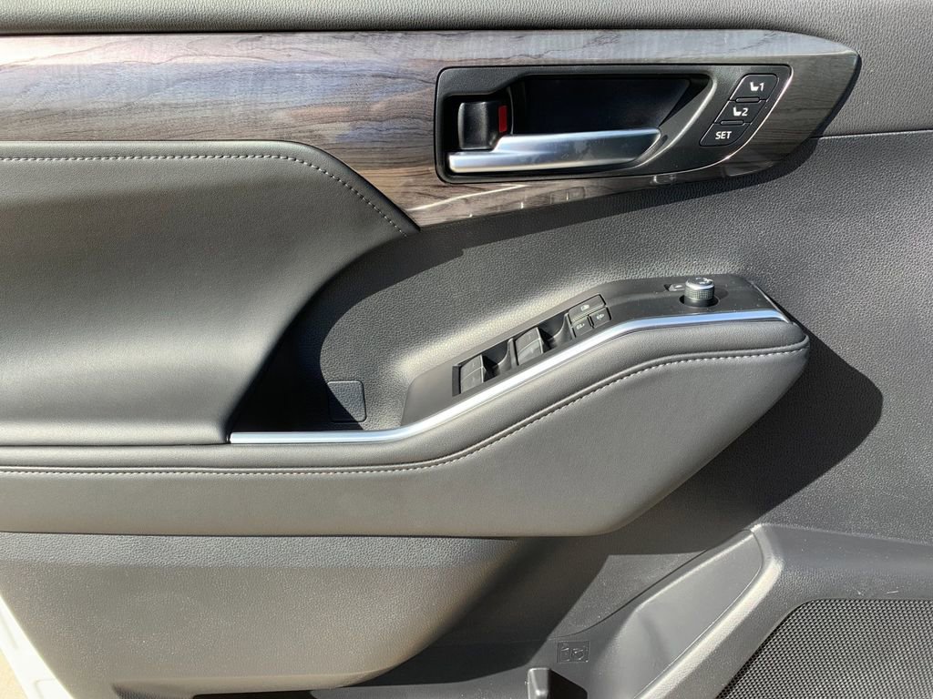 New 2026 Toyota Highlander Platinum AWD/4WD image 11