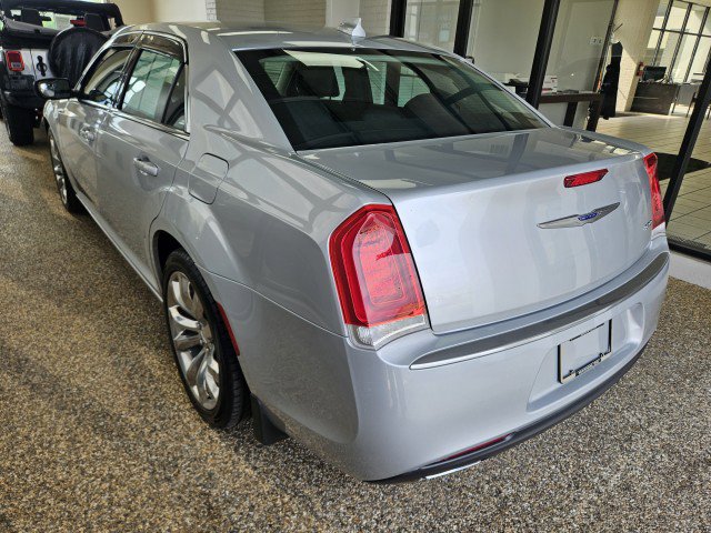 Used 2019 Chrysler 300 Touring w/ Chrome Appearance Package image 4