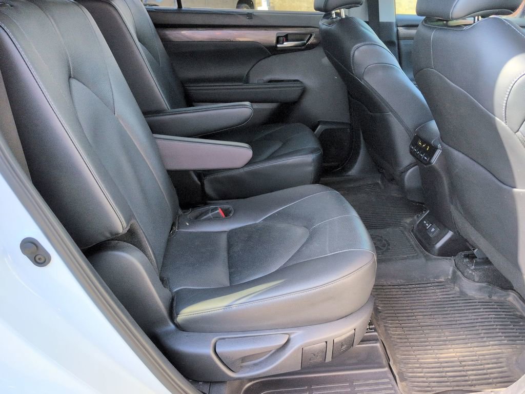 Used 2024 Toyota Highlander Limited AWD/4WD image 24