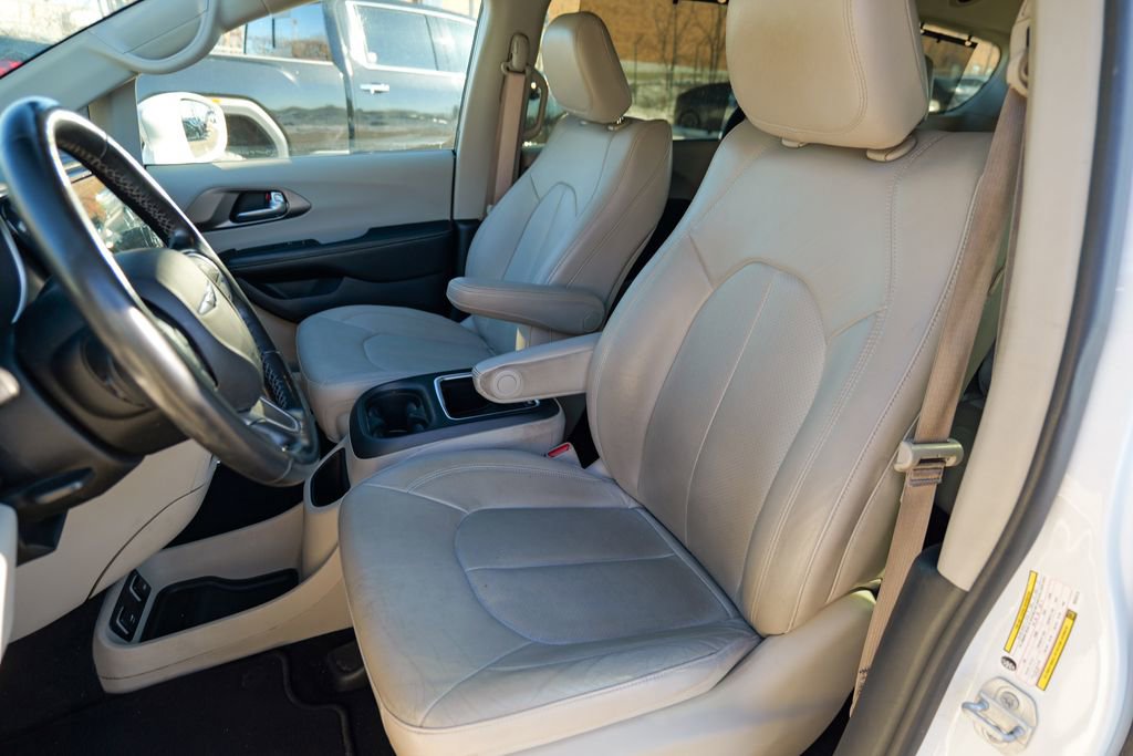 Used 2021 Chrysler Pacifica Touring-L AWD/4WD image 17