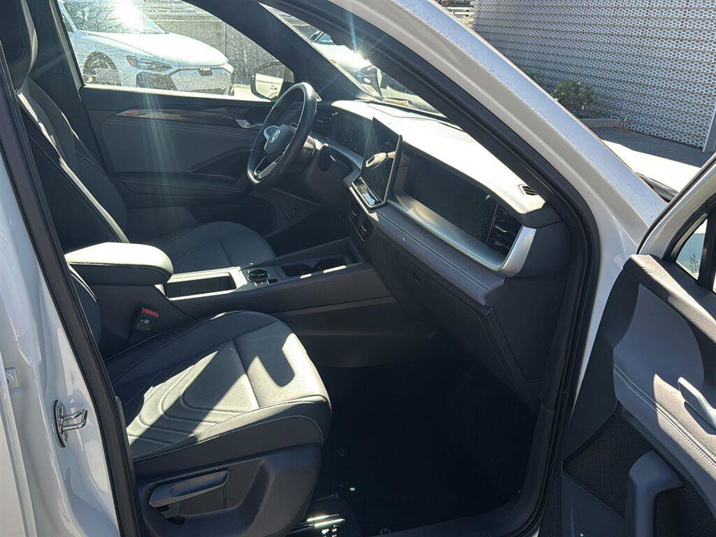 Used 2026 Volkswagen Tiguan SE R-Line FWD image 13