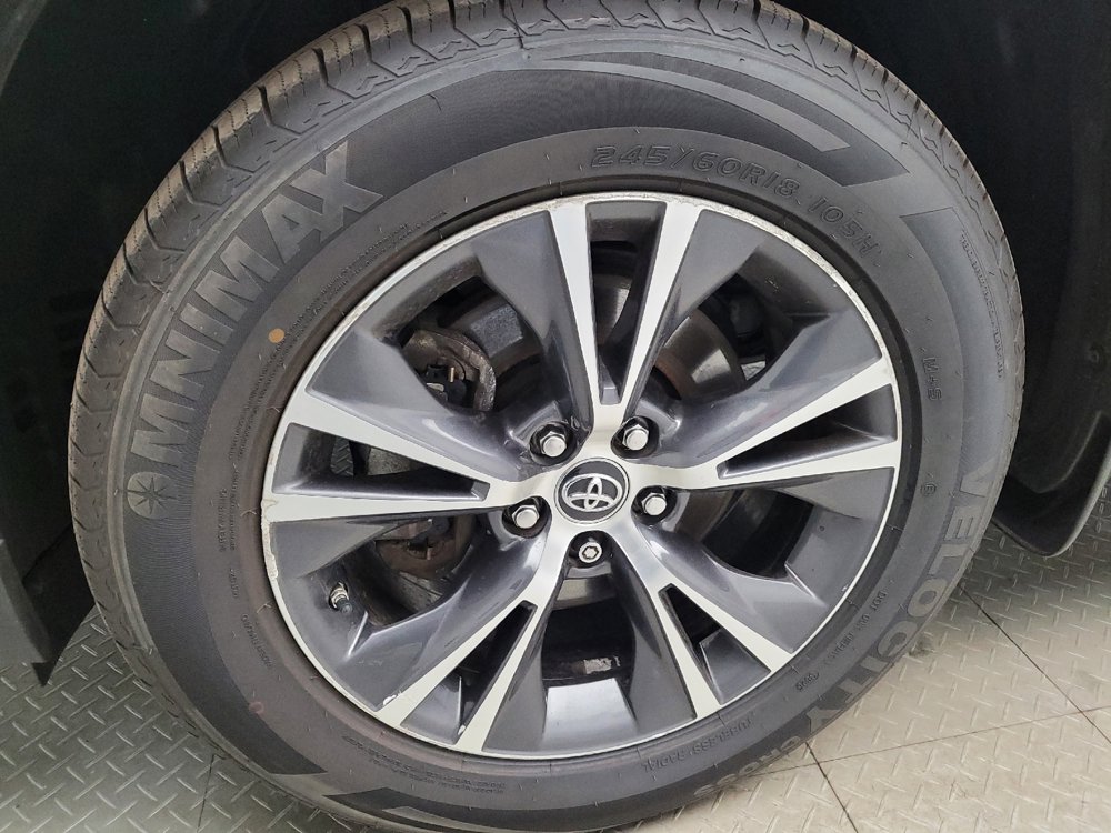 Used 2018 Toyota Highlander LE image 31