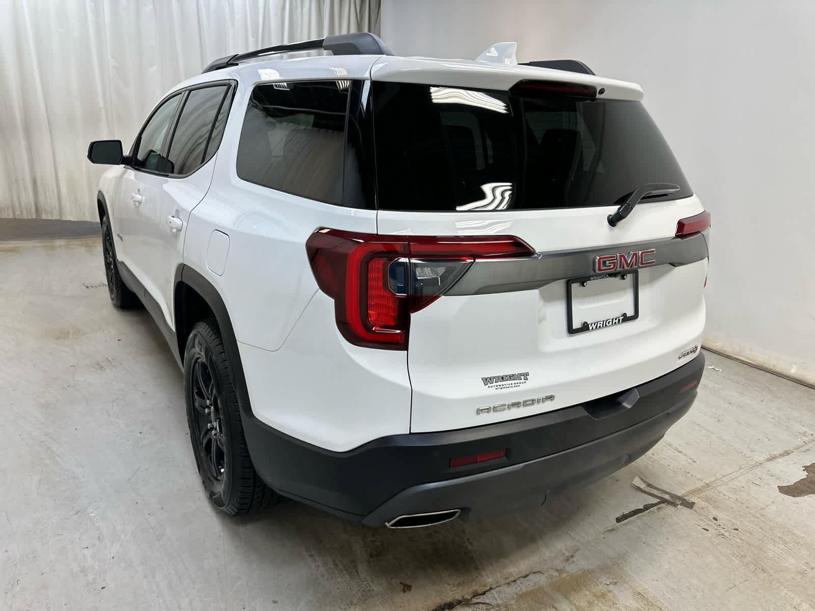 Used 2023 GMC Acadia AT4 w/ Preferred Package AWD/4WD image 2