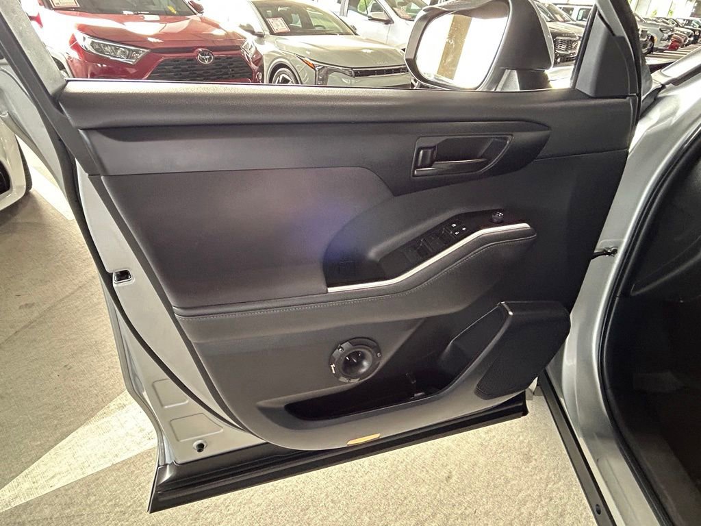 Used 2023 Toyota Highlander LE image 48