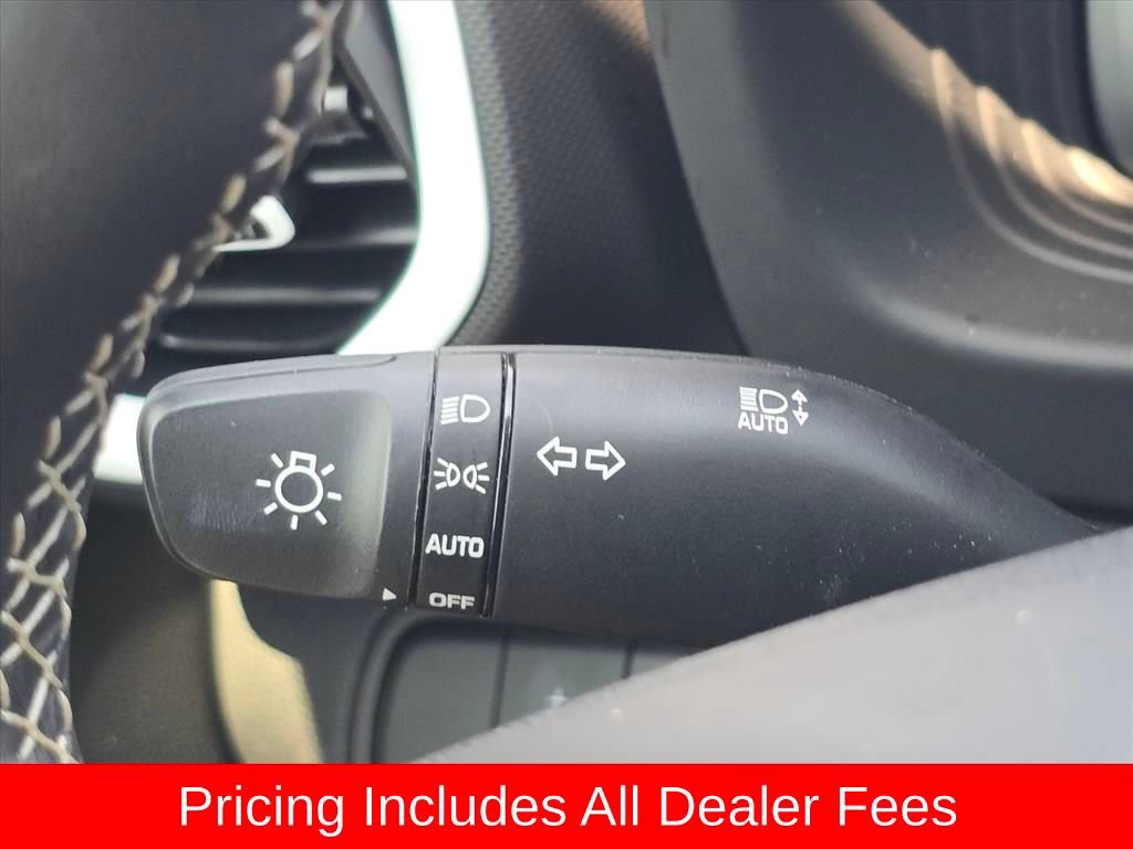Certified 2025 Hyundai Venue Limited FWD image 25