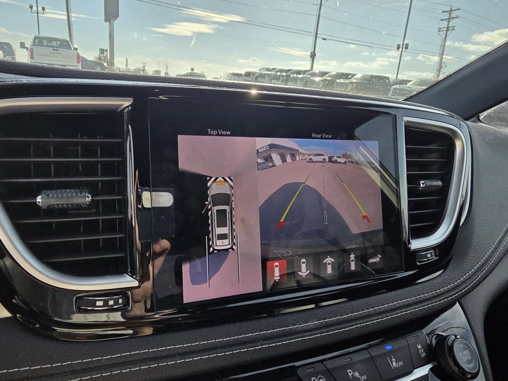 Used 2021 Chrysler Pacifica Limited w/ Uconnect Theater Family Group image 17