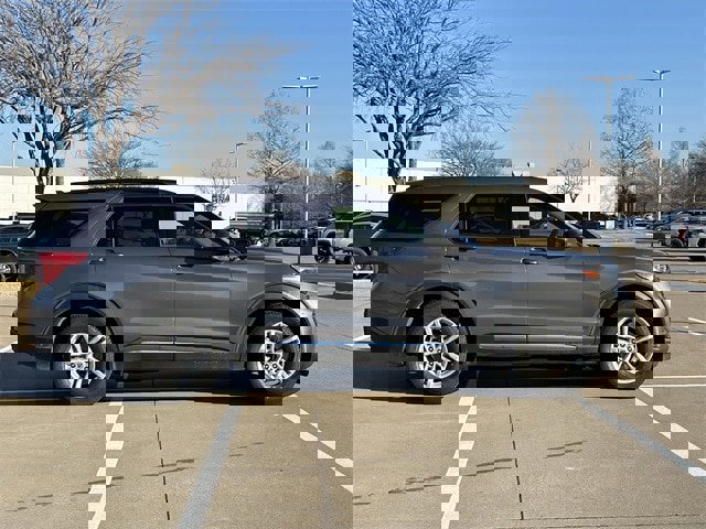 Used 2023 Ford Explorer XLT image 3