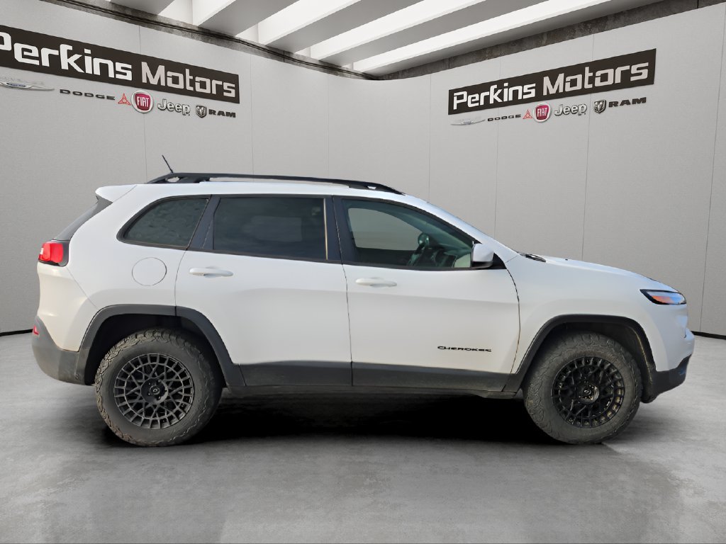 Used 2018 Jeep Cherokee Latitude w/ Altitude Package AWD/4WD image 6