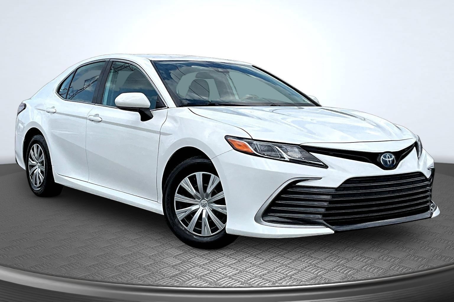 Used 2022 Toyota Camry LE FWD image 2