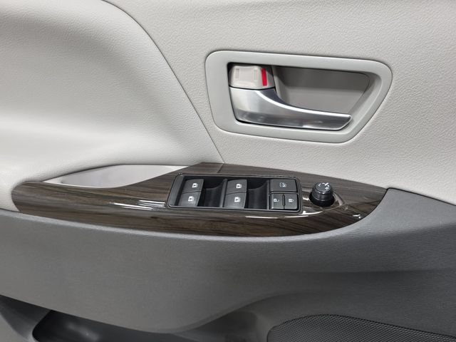 Used 2015 Toyota Sienna XLE w/ XLE Navigation Package AWD/4WD image 28