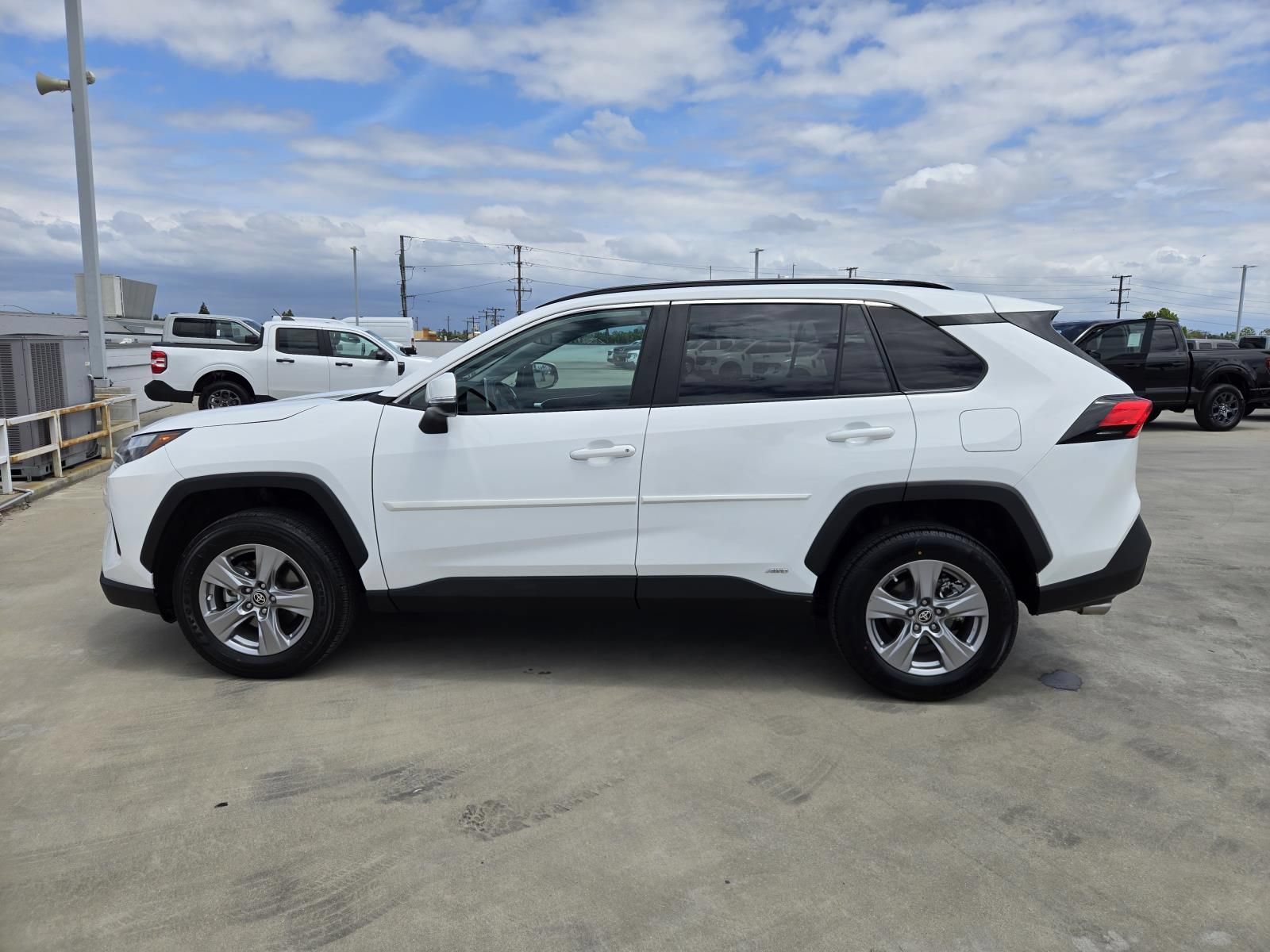 Used 2024 Toyota RAV4 LE AWD/4WD image 7
