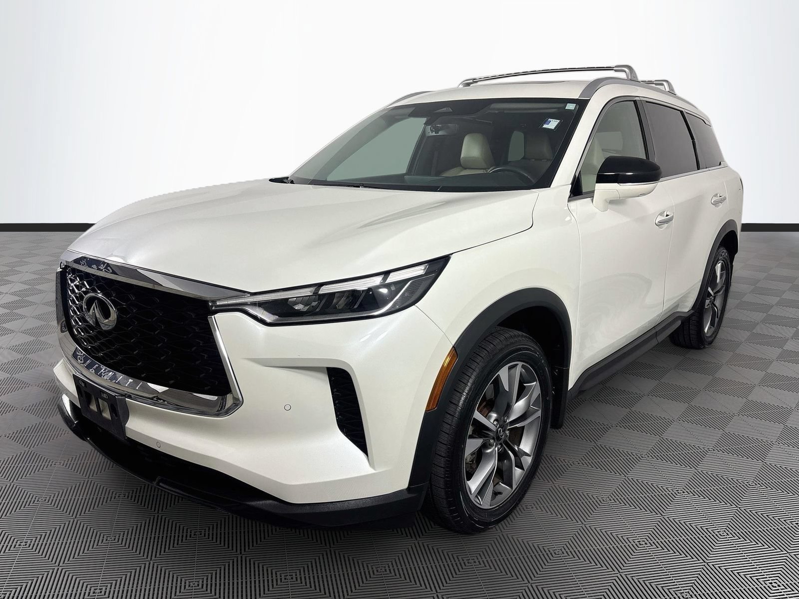 Used 2023 INFINITI QX60 Luxe w/ Cargo Package AWD/4WD image 3