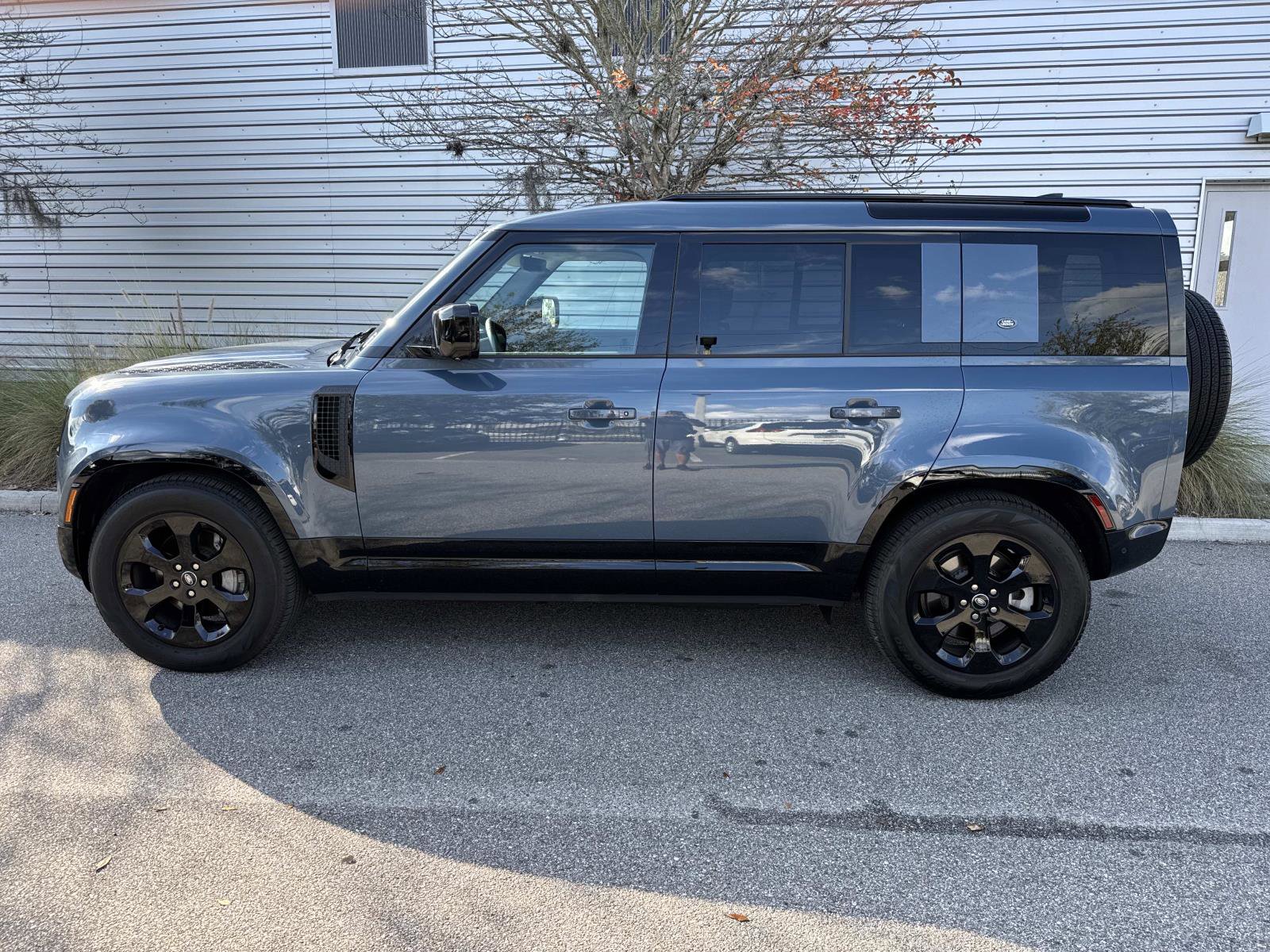 Used 2024 Land Rover Defender 110 X-Dynamic SE image 2