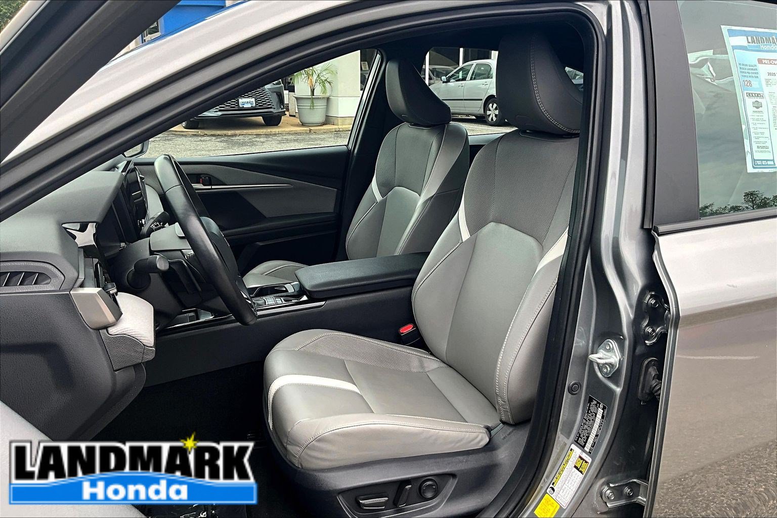 Used 2025 Toyota Camry SE FWD image 25