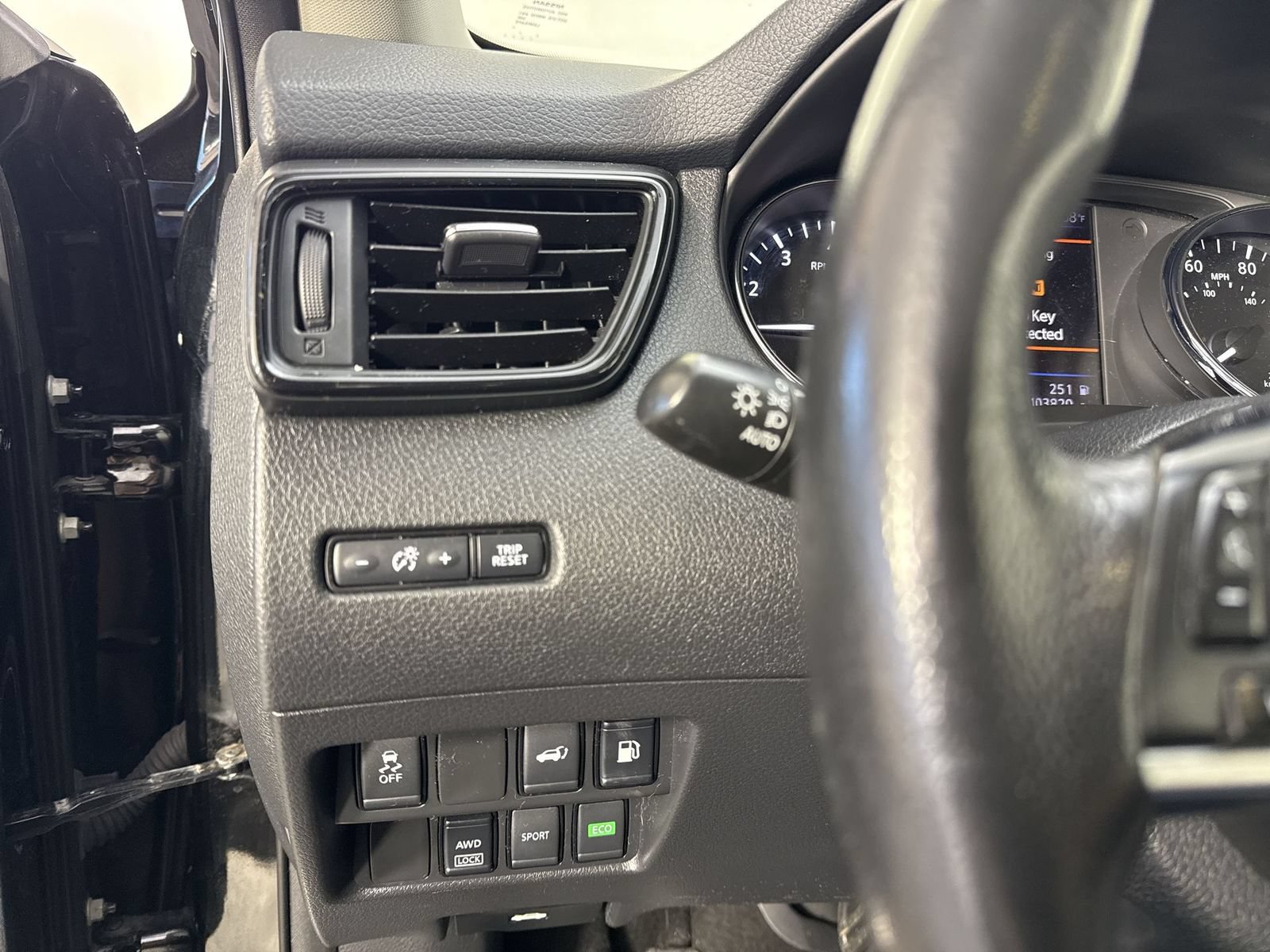 Used 2018 Nissan Rogue SV AWD/4WD image 14