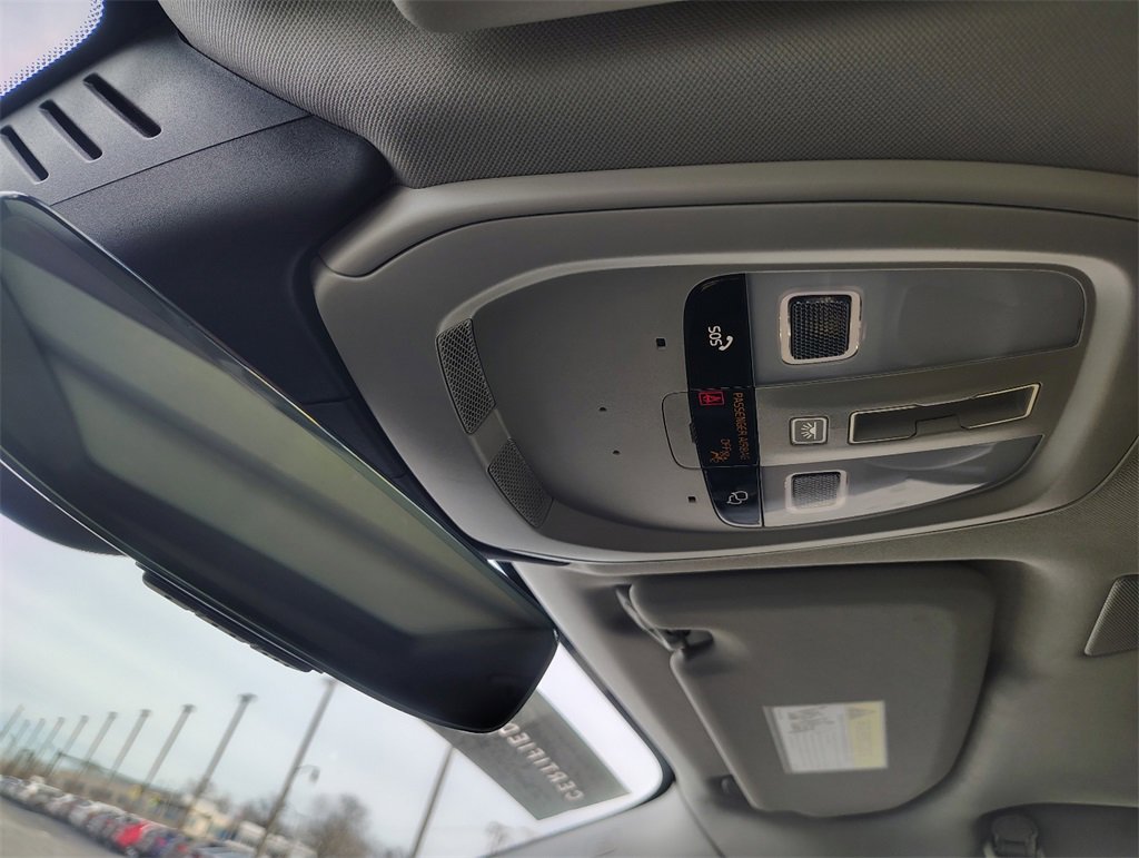 Used 2025 Volvo XC60 B5 Plus image 25