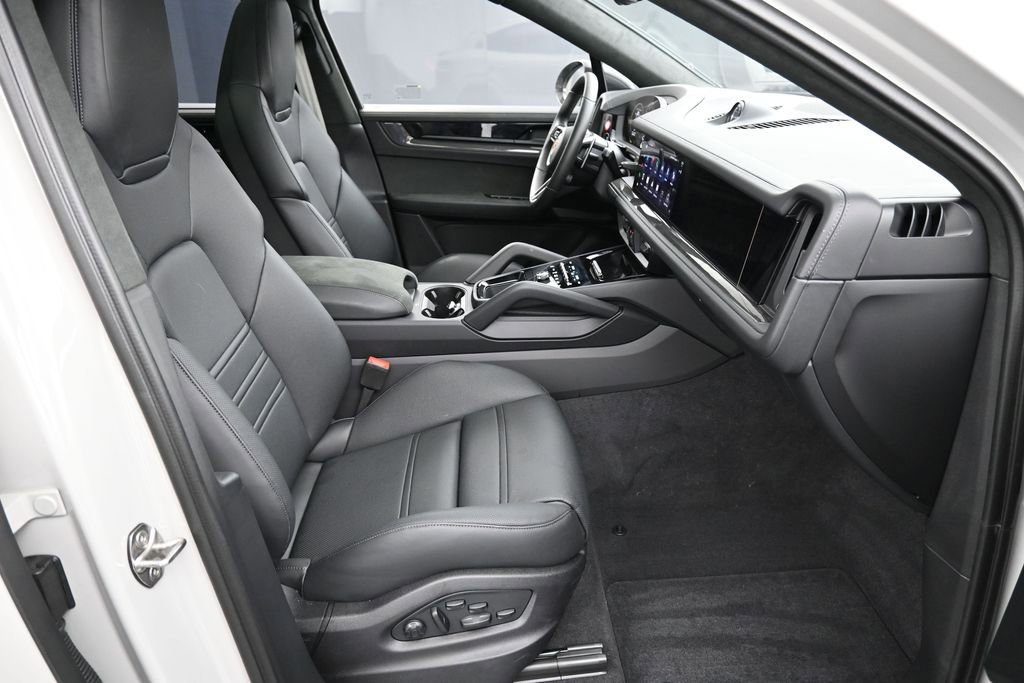 Certified 2026 Porsche Cayenne GTS AWD/4WD image 29
