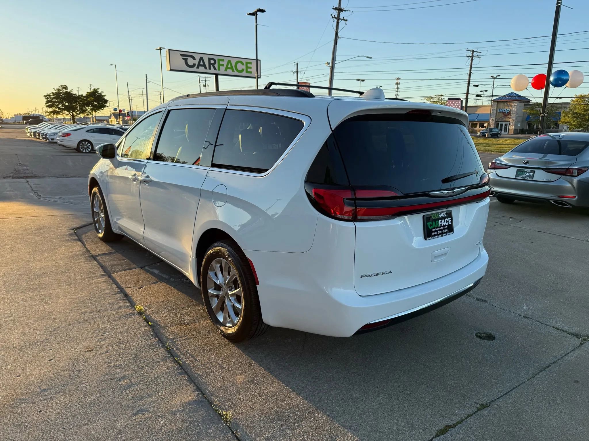 Used 2022 Chrysler Pacifica Touring-L image 9