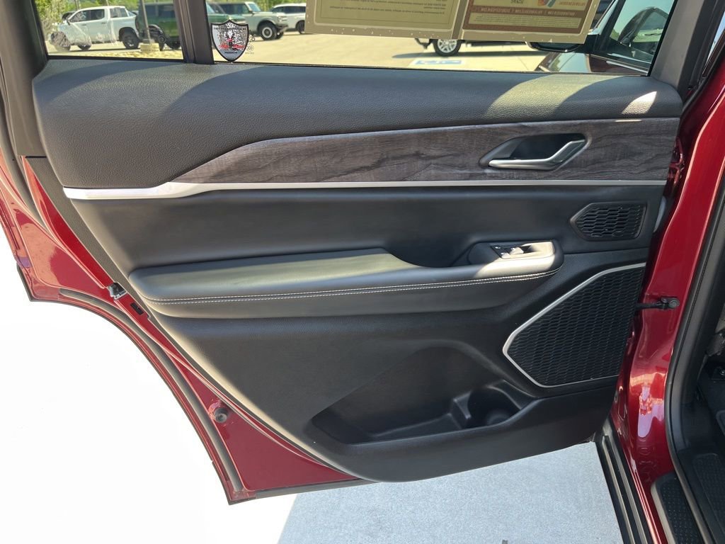 Used 2022 Jeep Grand Cherokee L Limited AWD/4WD image 16