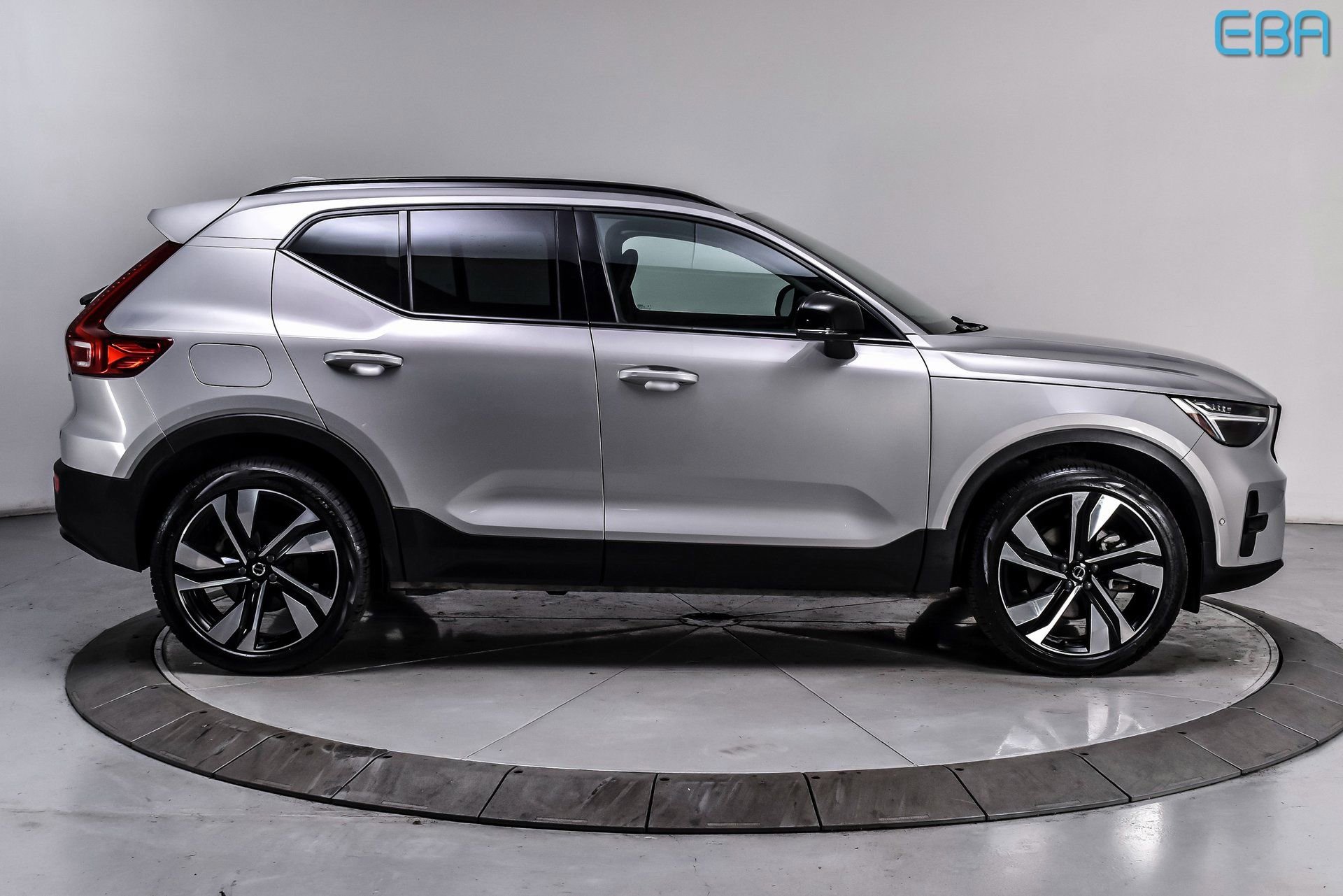 Used 2025 Volvo XC40 B5 Plus image 7