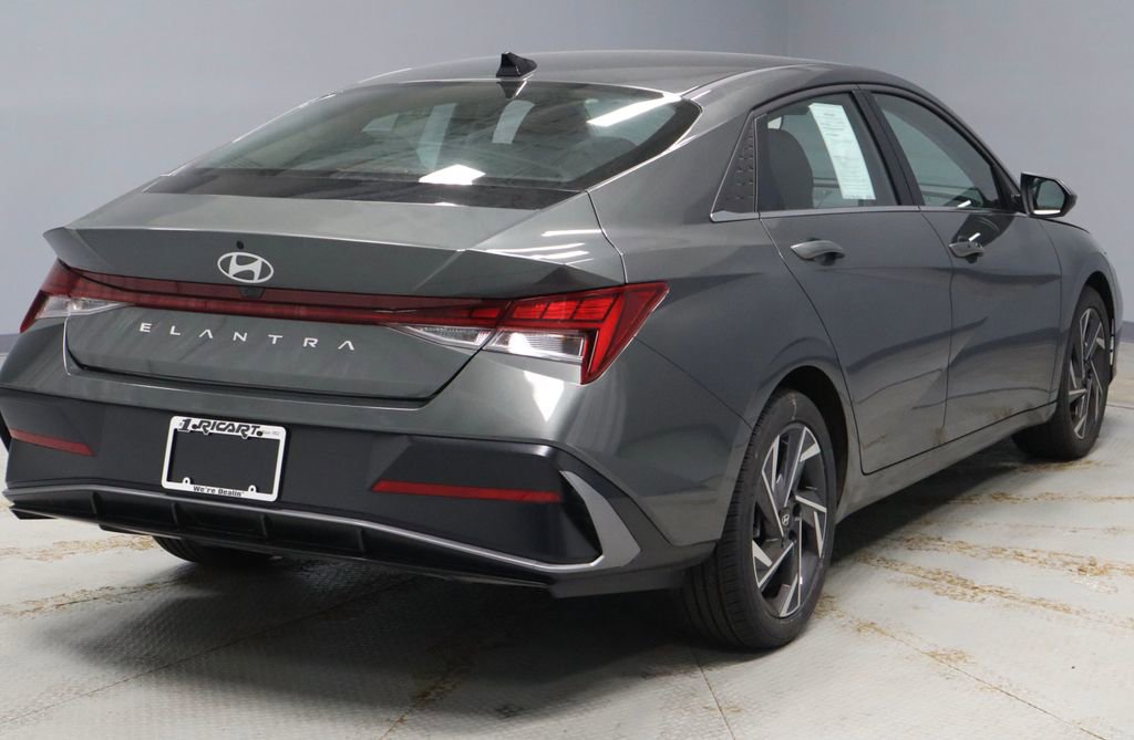 Certified 2025 Hyundai Elantra SEL image 12