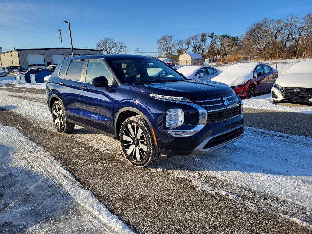 Used 2025 Mitsubishi Outlander SE image 15
