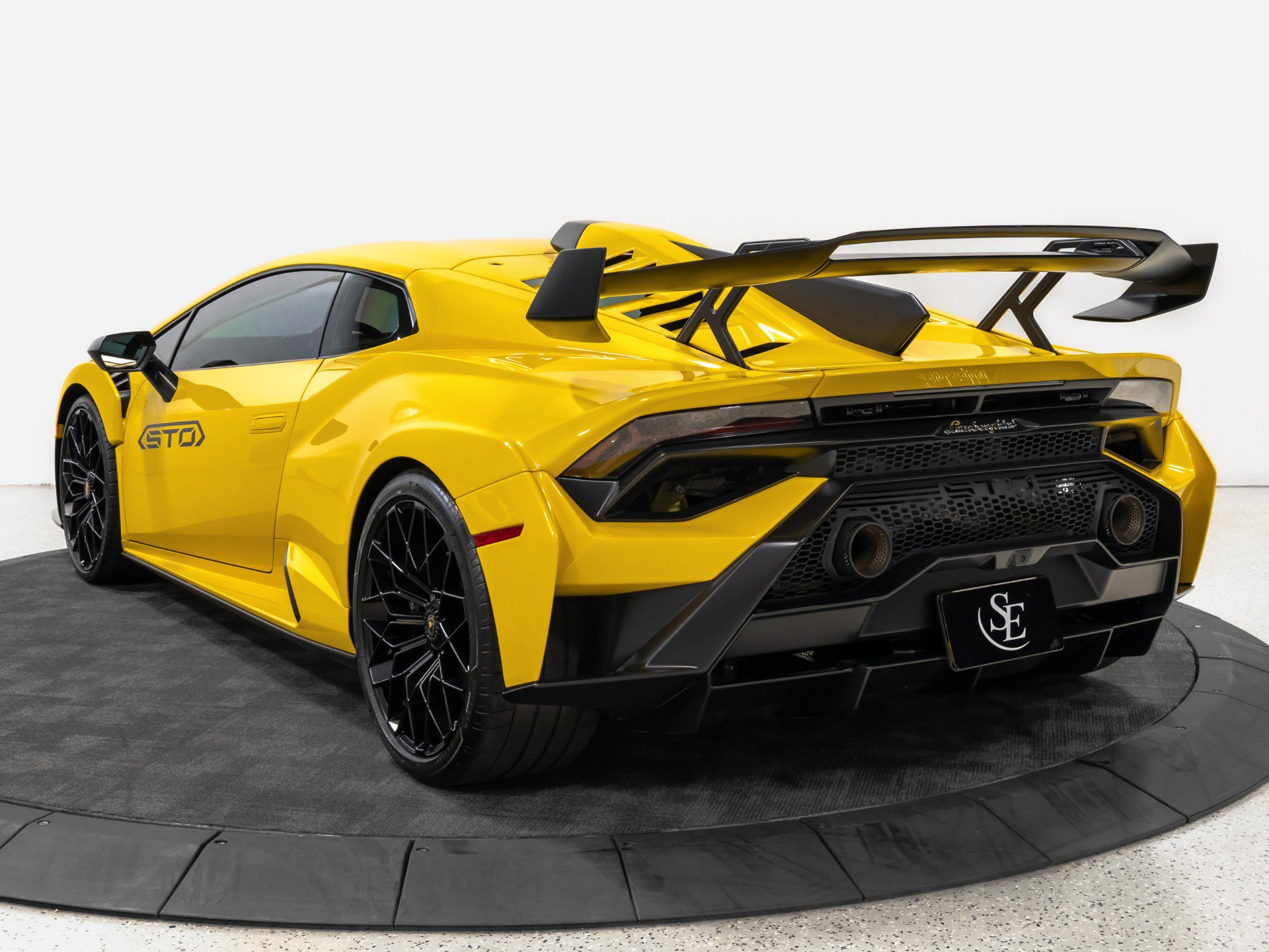 Used 2022 Lamborghini Huracan STO RWD image 6