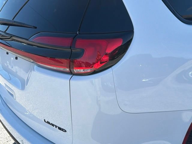 Used 2025 Chrysler Pacifica Limited FWD image 11