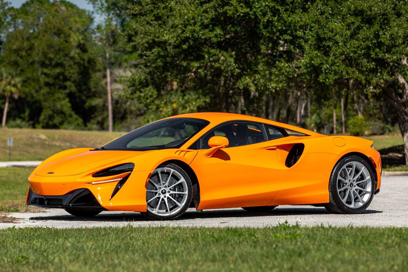 Used 2024 McLaren Artura RWD image 10