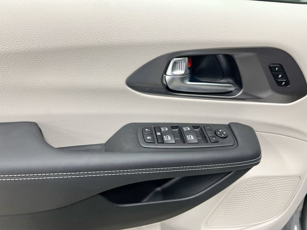 Used 2023 Chrysler Pacifica Touring-L w/ Uconnect Theater Family Group AWD/4WD image 22