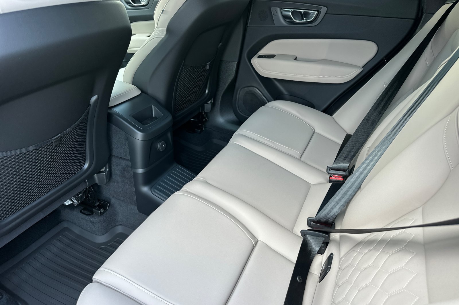 New 2026 Volvo XC60 T8 Plus w/ Climate Package PRO AWD/4WD image 12